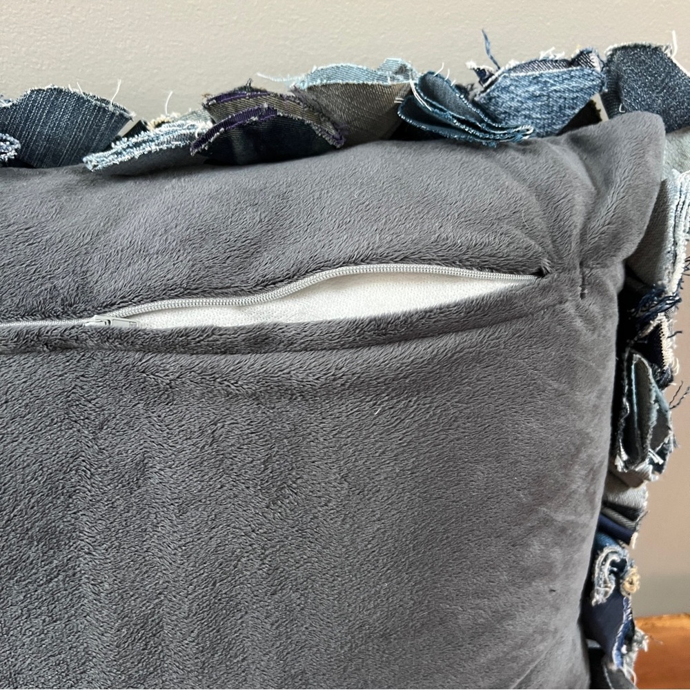 Dreamweavers upcycled denim jeans patchwork throw pillow zipper for insert fur - Picture 4 of 5